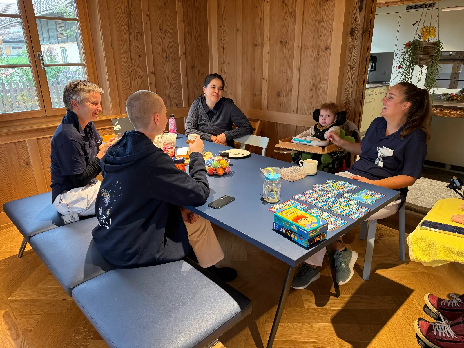 Mehrere Personen sitzen an einem Tisch im Esszimmer