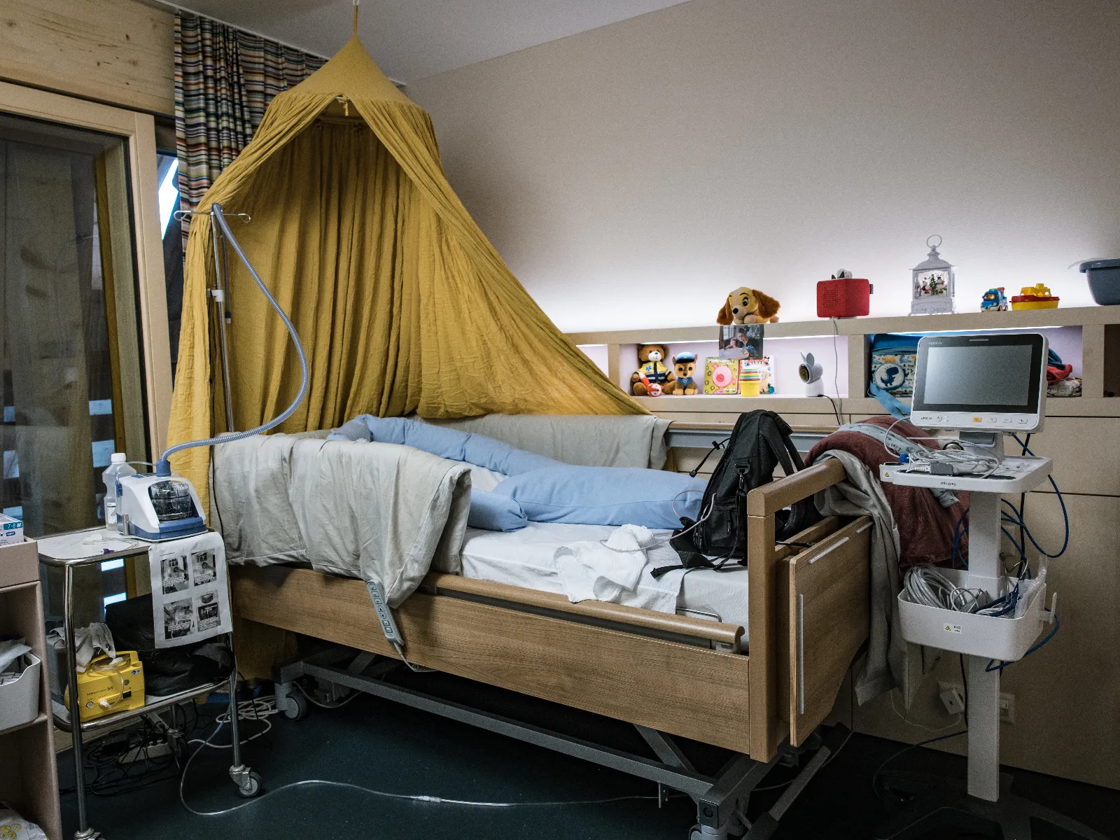 Patientenbett mit Therapiegeräten im Zimmer