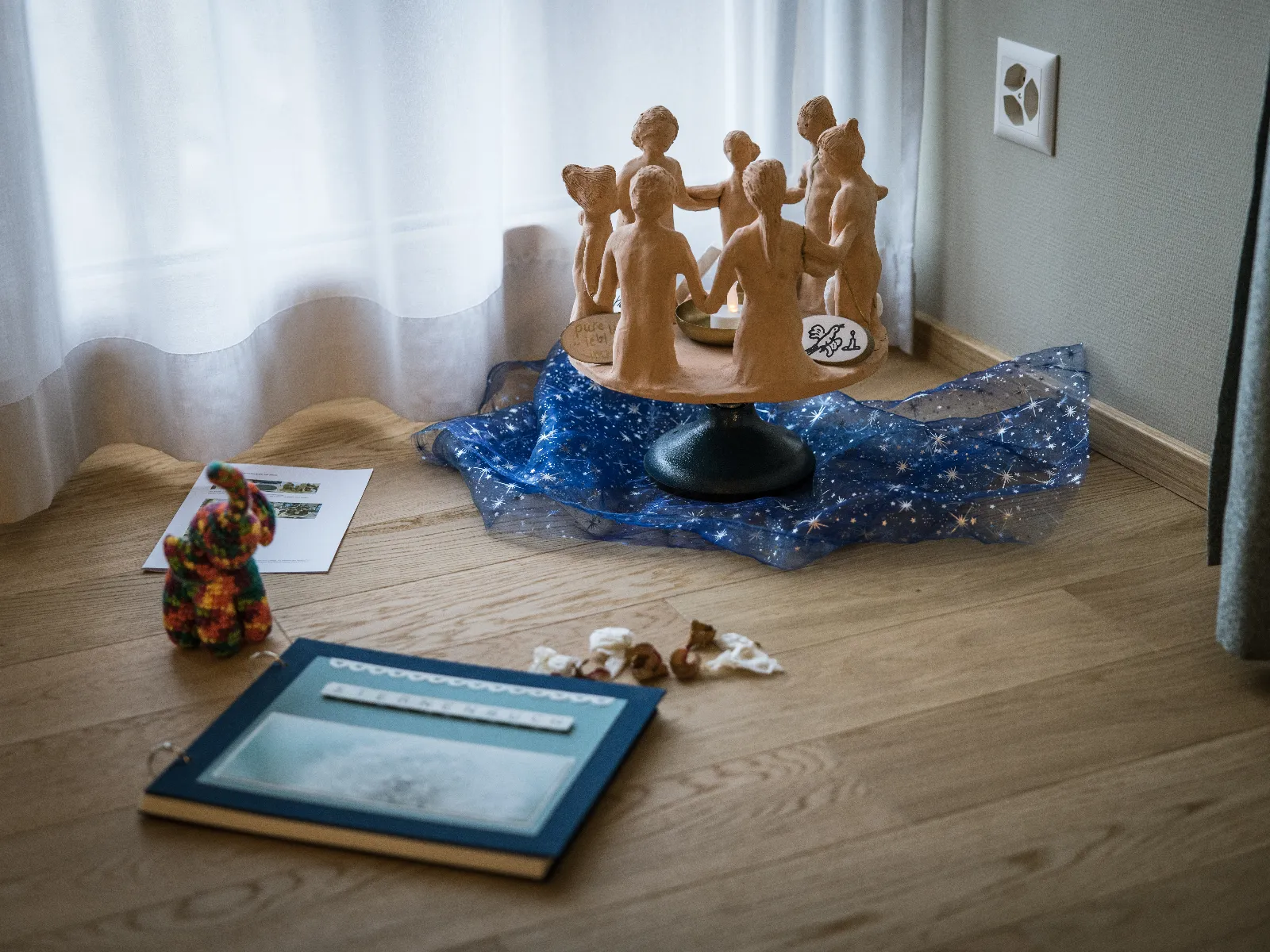 Mehrere Holzfiguren halten sich an den Händen