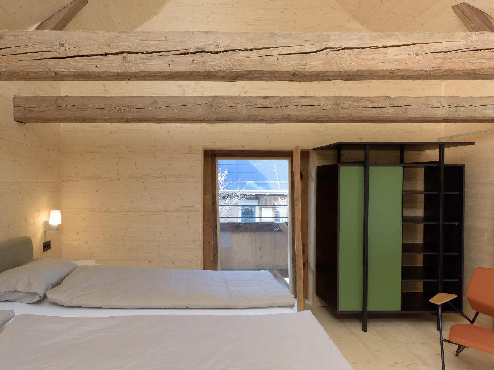 Geräumiges Schlafzimmer im renovierten Stöckli neben dem allani-Haus