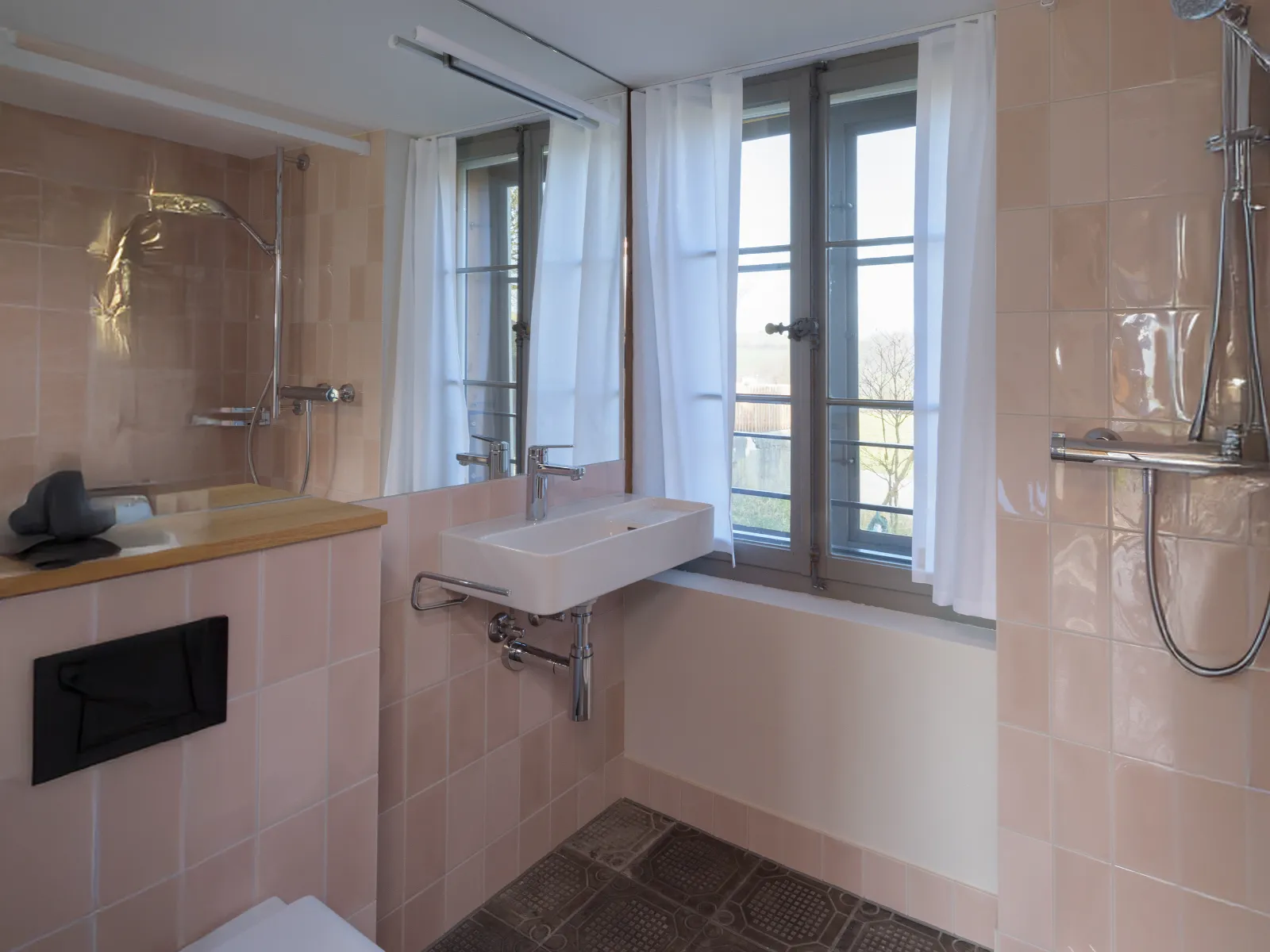 Badezimmer im Elternzimmer mit rosafarbenen Wandplatten