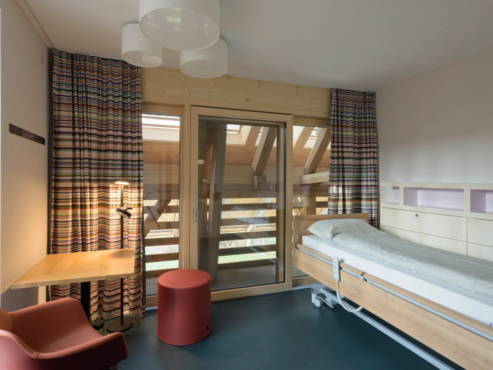 Geräumiges Patientenzimmer mit viel Platz