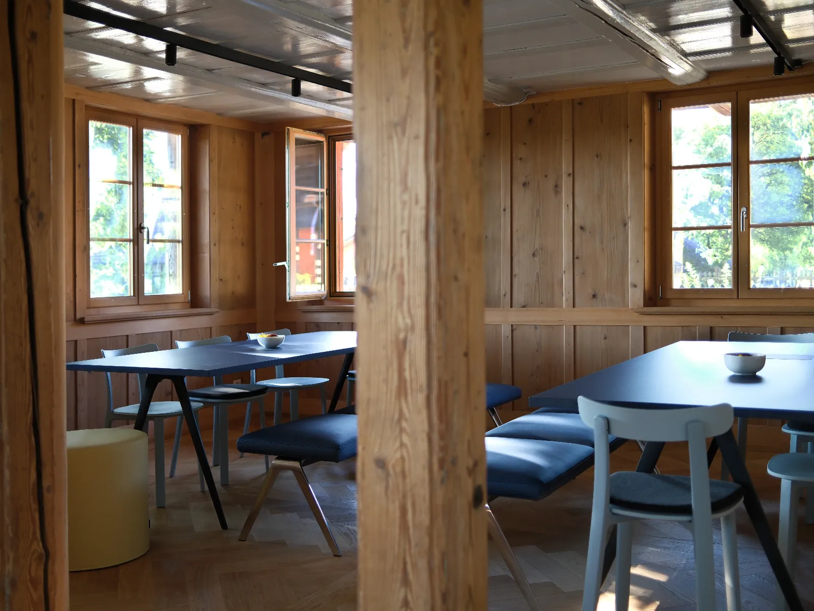 Esstisch in der Ecke eines Esszimmers mit viel Tageslicht