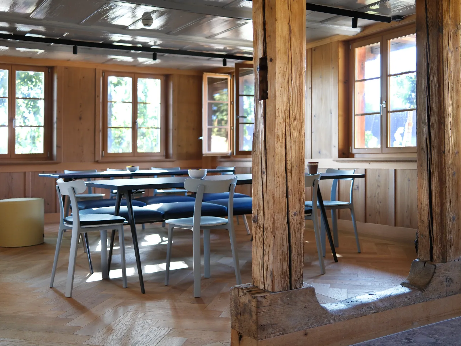 Esstisch in der Ecke eines Esszimmers mit viel Tageslicht