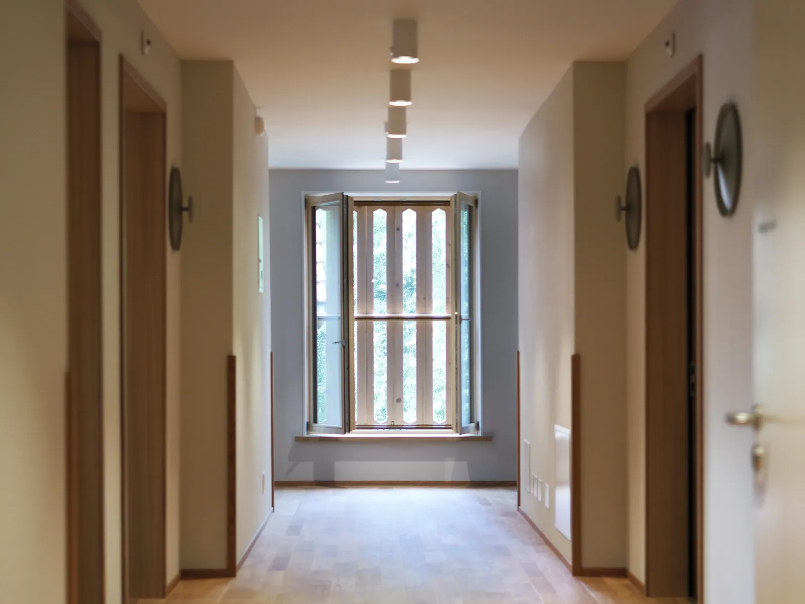 Flur im allani-Haus mit Zugang zu Zimmern