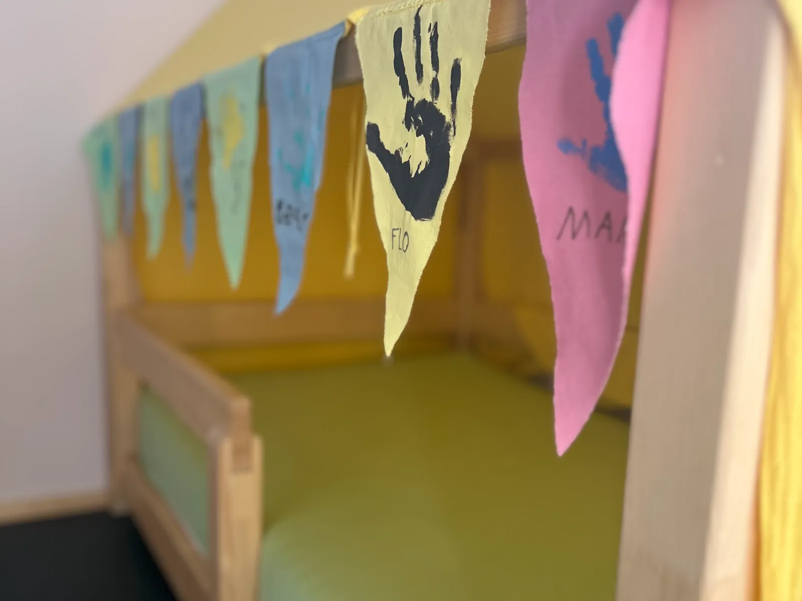 Kinderbett mit Dach und dekorativer Girlande