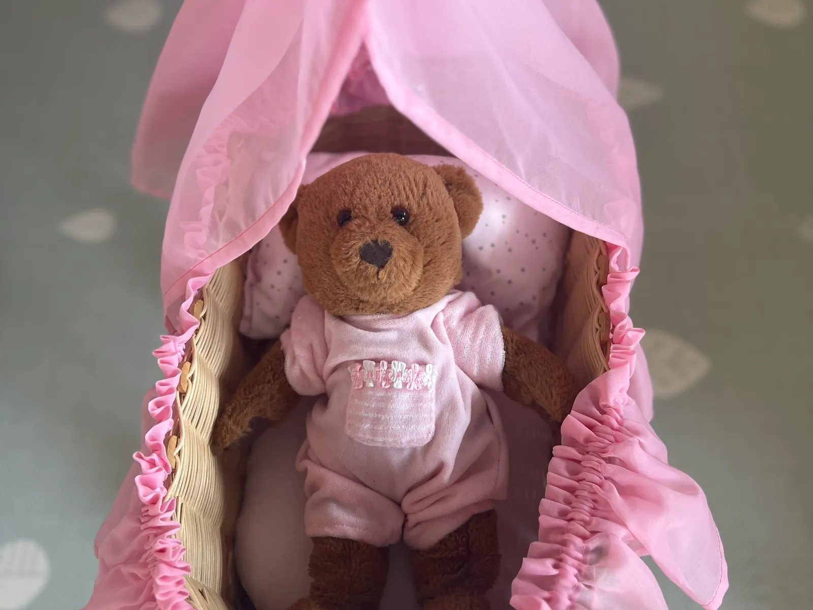 Teddybär in einem Spiel-Kinderbett