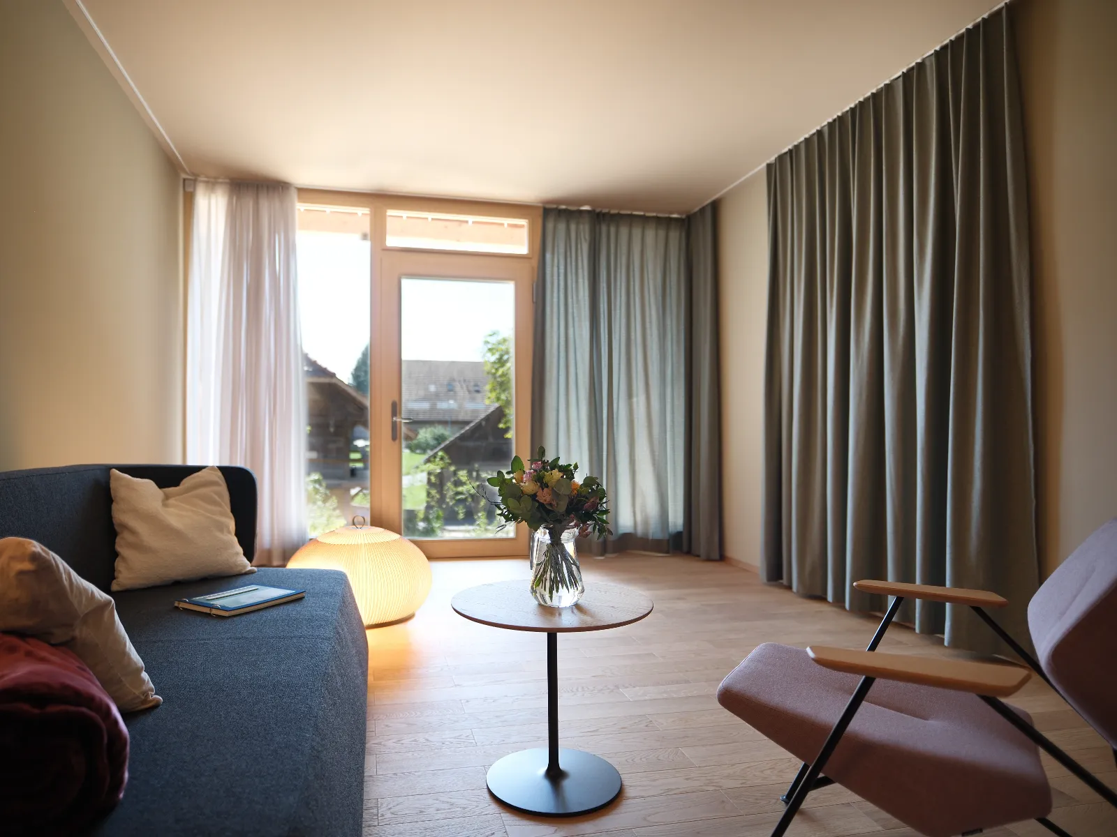 Gemütlich eingerichteter Raum mit Sofa und viel Tageslicht