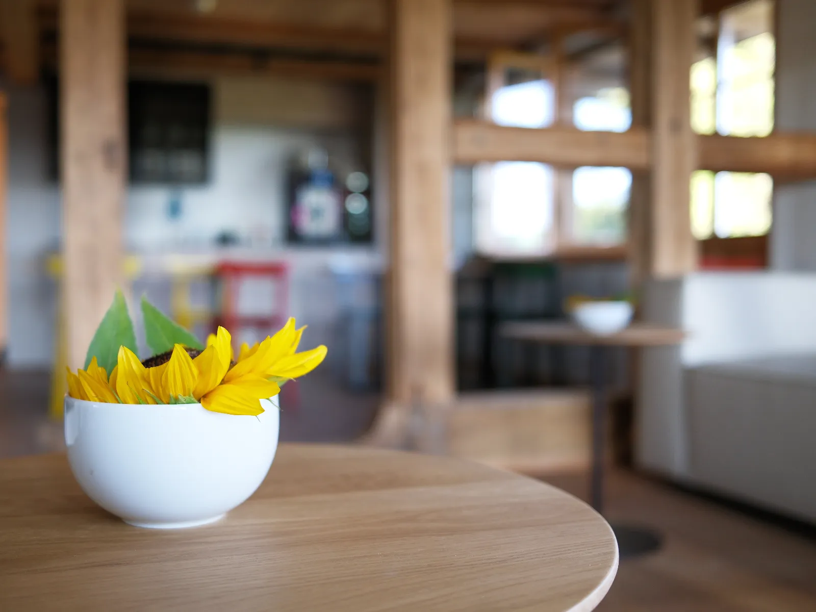 Gelbe Sonnenblume auf einem Holztisch