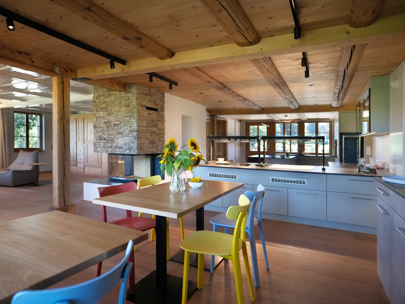 Esstische mit Sonnenblumen auf dem Tisch