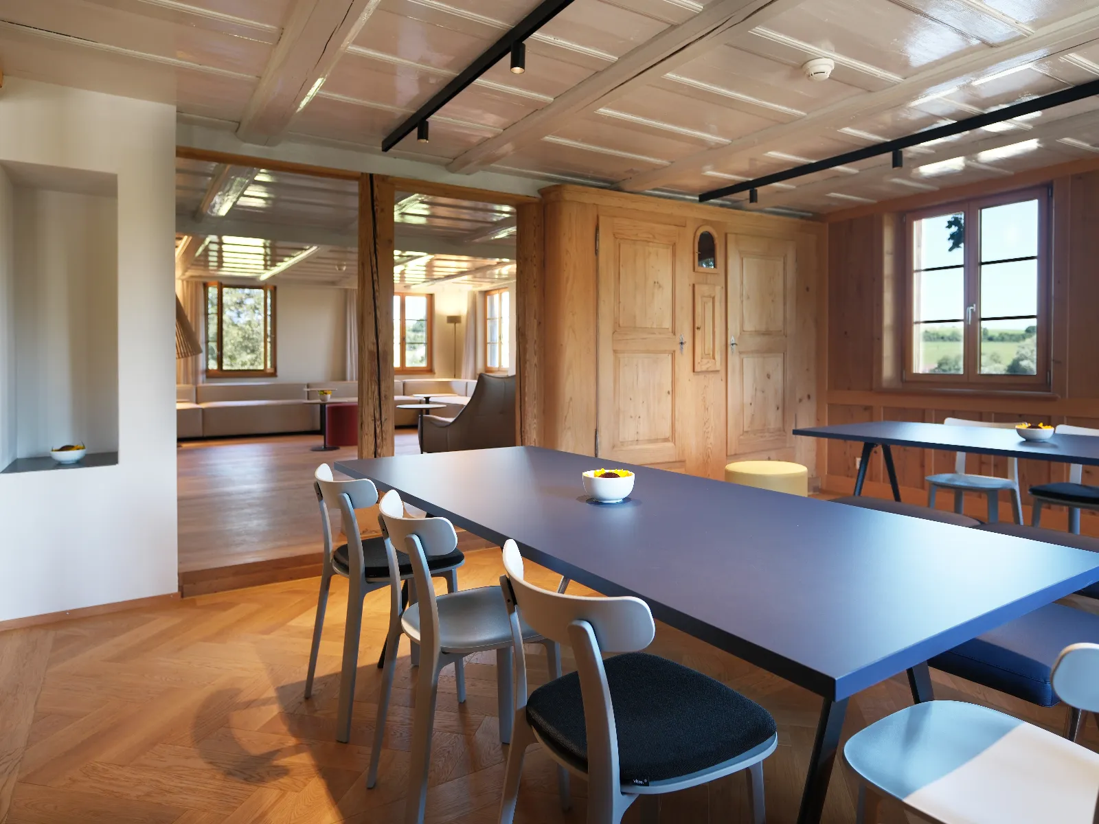 Blauer Esstisch im Esszimmer