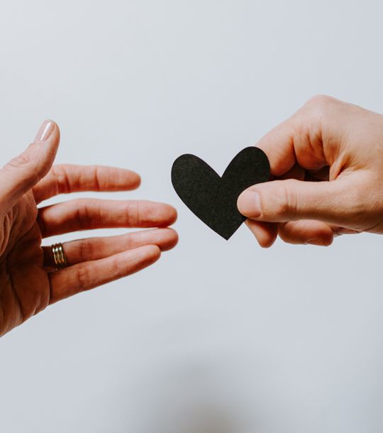 Hand übergibt einer anderen Hand ein Herz, Symbolbild