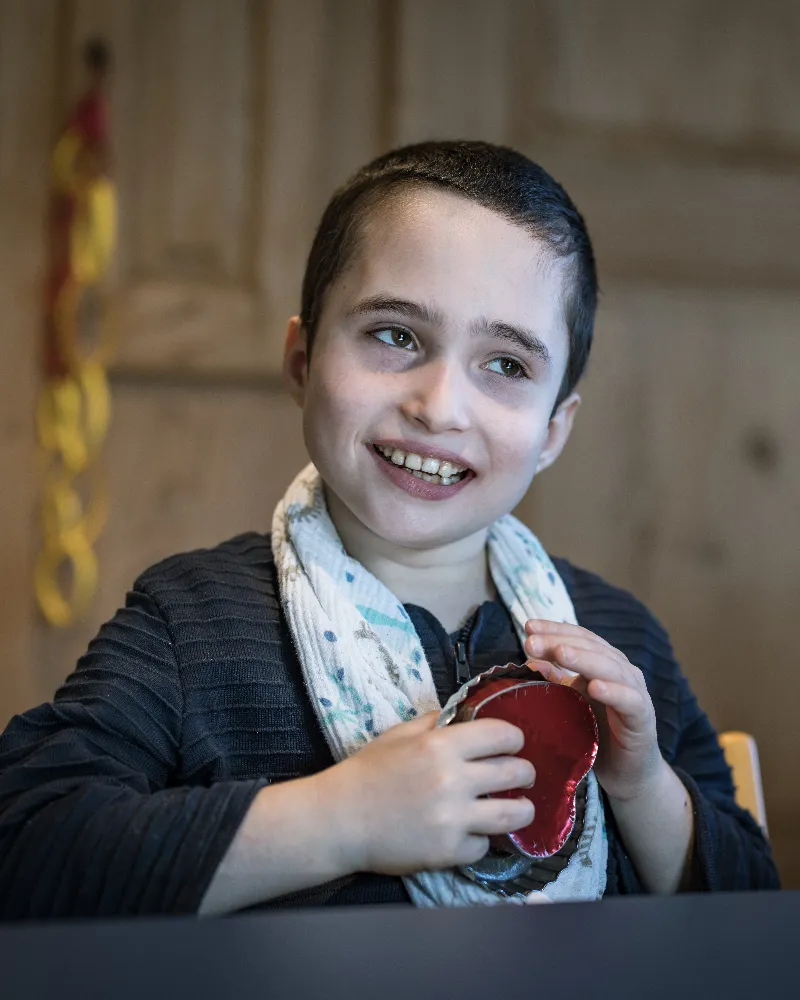 Glückliches Kind mit Herzform in der Hand