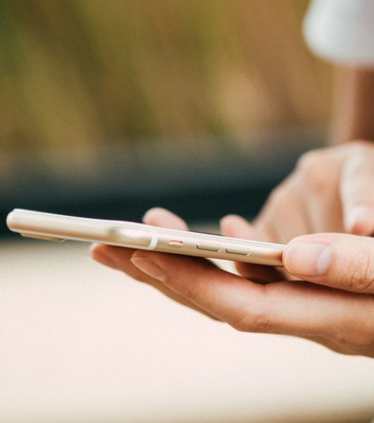 Hände halten ein Smartphone