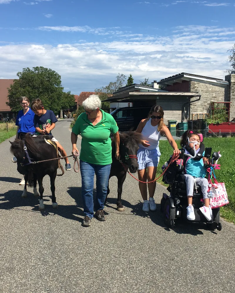 Kinder beim Ponyreiten