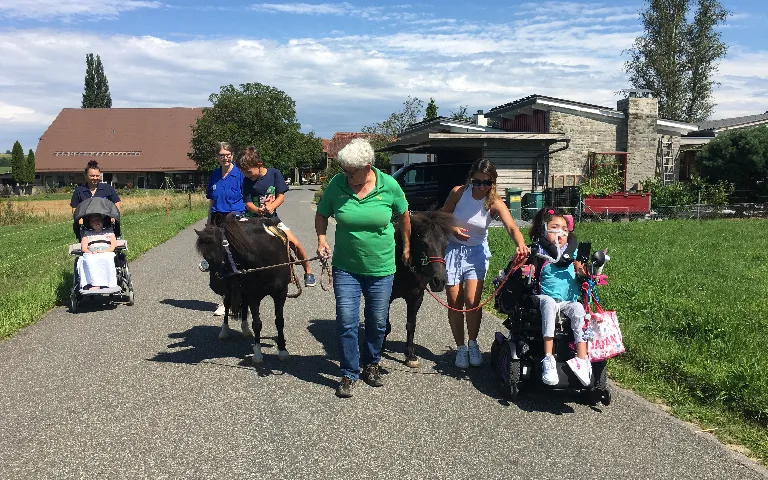 Kinder am Ponyreiten